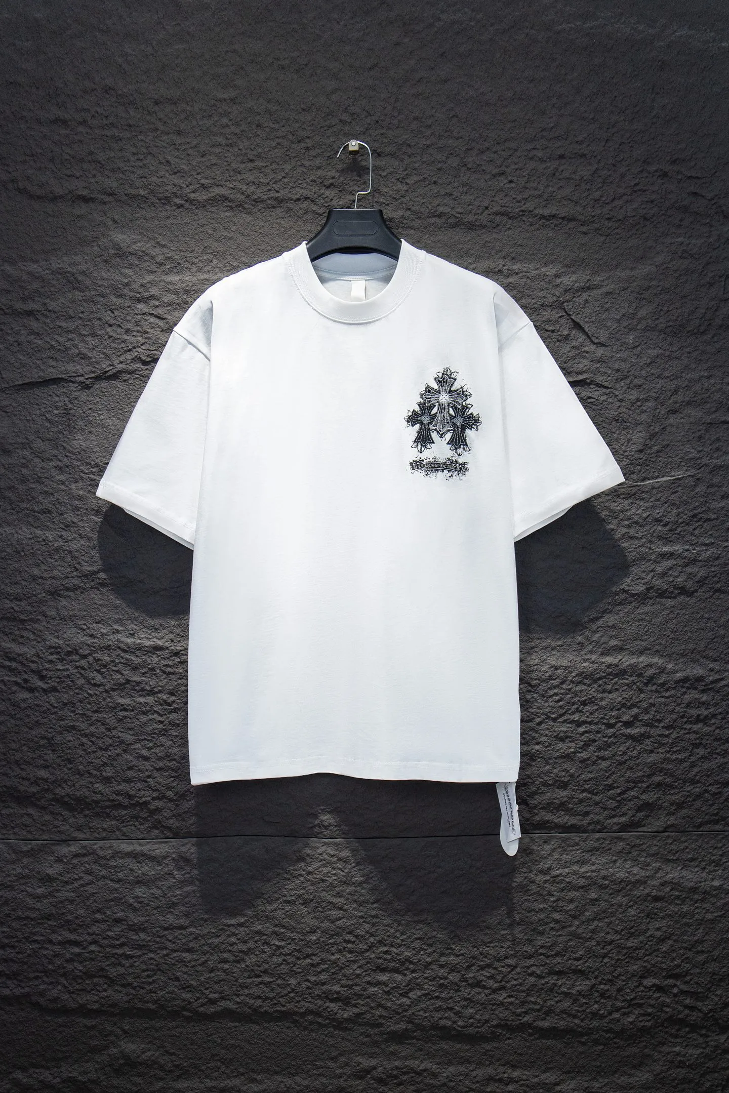 🅿️188 Style number: 7255# 🆕Chrome hearts 25ss os version is really charming. Chrome hearts are really unique. Each season’s new version is the best. It is very practical and can be worn casually. Nice✔️ - ⚠️100% cotton, using 32 double yarns and 260 grams of fabric Made of imported knitting needle carded cotton, the thickness is moderate, drapey and contoured, making the upper body comfortable! ! It is very tolerant to fat body types and can instantly lose five pounds after wearing it!  The front and rear panels are hand-printed on the silk screen platen, and the 3D full-color scanned pattern is used as film to ensure the highest degree of printing pattern restoration, and the printing has a cracking effect that is reinforced and not easy to fall off. The upper and lower LOGO printing has a strong touch texture. The printing material uses environmentally friendly active water slurry and anti-sublimation liquid for the base. The garments can withstand washing without desizing. The addition of handmade elements to the body of the garment greatly increases the interest of the garment and creates a unique visual effect. After special treatment, a unique effect is formed. An irregular hem is added to the version. This year's Kroxin is the main version. In the past two years, the oversize version has become the focus of the trend and has been a popular staple in the past two years. The change of designers has made this brand an instant hit. The progressive fashion of the times also needs the blood impact of fresh elements and trendy designs in order to continue its glory! It’s stylish both inside and outside, a must-have for high street travel! An absolute "eye-catching style" that can match couples 💏 Color: Black White Size: S M L XL